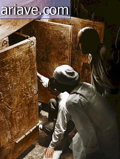 Carter, explorer Arthur Callender and an Egyptian worker open the chamber where Tutankhamun's sarcophagus was stored