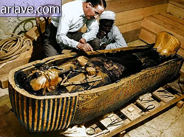 Carter examina el sarcófago de Faraón junto a un ayudante local