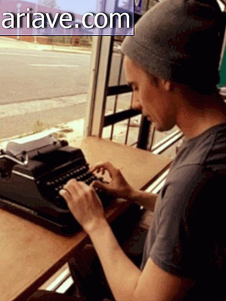 Poika kirjoituskoneessa
