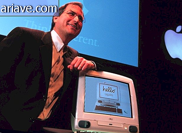 Steve Jobs vedľa Mac.