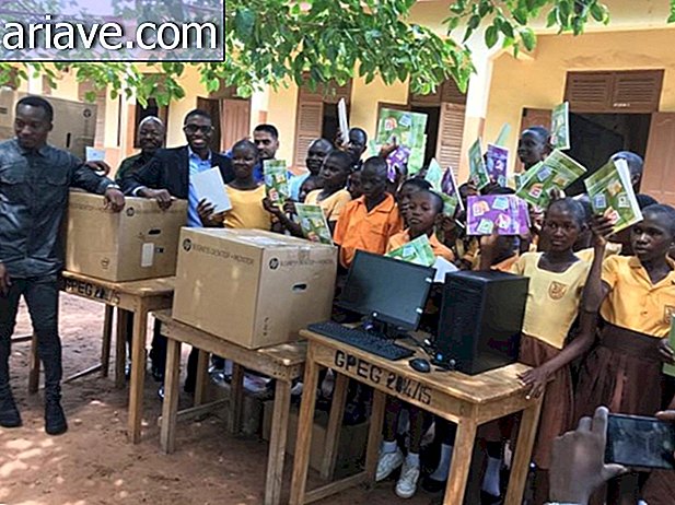Ghanesisk lærer som underviser i databehandling på tavla, vant datamaskiner
