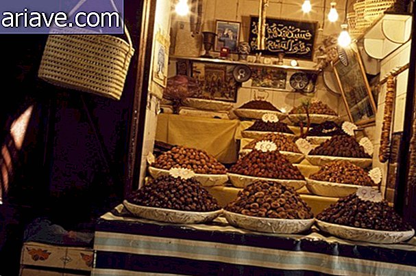 Unul din sutele de magazine de souk Fez