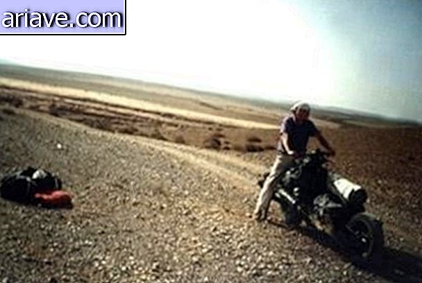 De verloren man in de woestijn bouwt motorfiets met gebroken autodelen