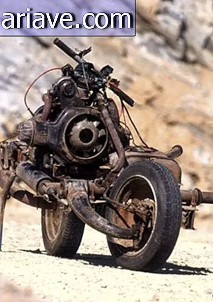 El hombre perdido en el desierto construye una motocicleta con piezas de automóviles rotas