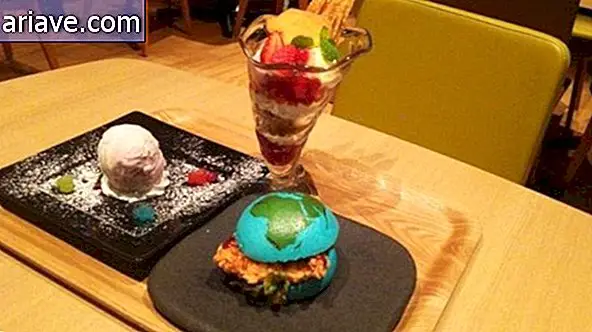 A japán múzeumi étkező „étvágygerjesztő” kék hamburgereket árusít