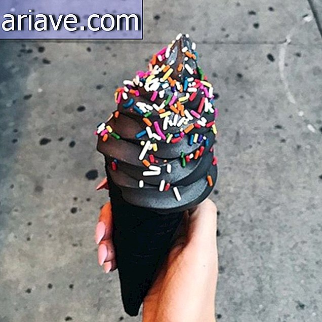 Tidak mungkin untuk tidak meleleh ke dalam es krim hitam yang indah ini