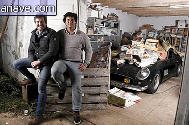 Matthieu Lamoure und Pierre Novikoff, die Entdecker neben dem seltenen Ferrari