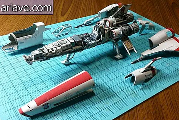 Japanese artist creates stunning spaceships made of paper