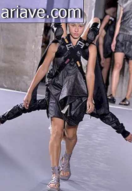 Designerul pune femeile ca „rucsacurile” și cu capul în jos pe pasarelă