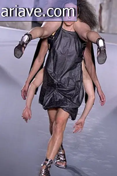 Nhà thiết kế đặt phụ nữ như 'ba lô' và lộn ngược trên sàn catwalk