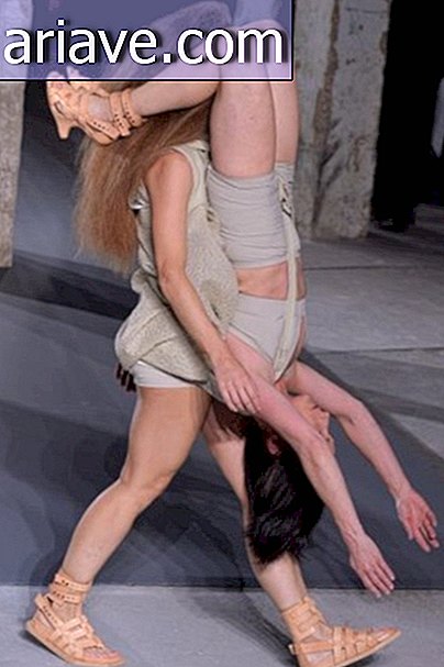 Nhà thiết kế đặt phụ nữ như 'ba lô' và lộn ngược trên sàn catwalk