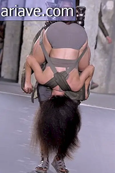 Tasarımcı podyumda 'sırt çantaları' ve baş aşağı kadınları koyar