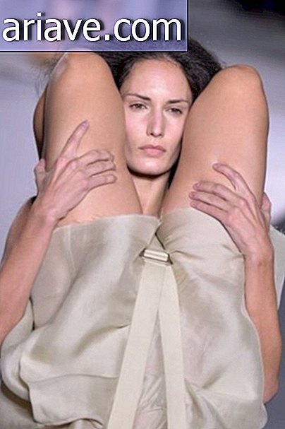 Tasarımcı podyumda 'sırt çantaları' ve baş aşağı kadınları koyar