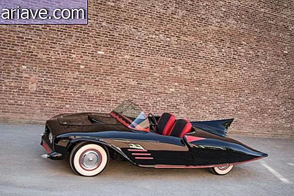 Para sa nostalgic: unang Batmobile sa kasaysayan ay auctioned