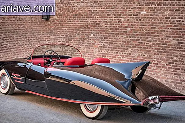 Para sa nostalgic: unang Batmobile sa kasaysayan ay auctioned