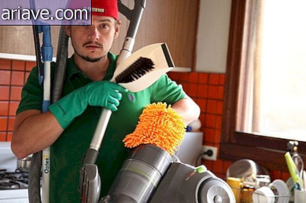 Mies puhdistaa talon