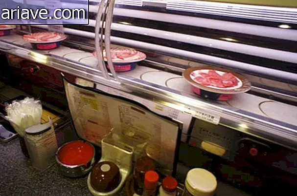 Les Japonais créent un restaurant 'barbecue' sur tapis roulant