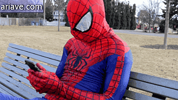 Человек-паук на мобильном телефоне