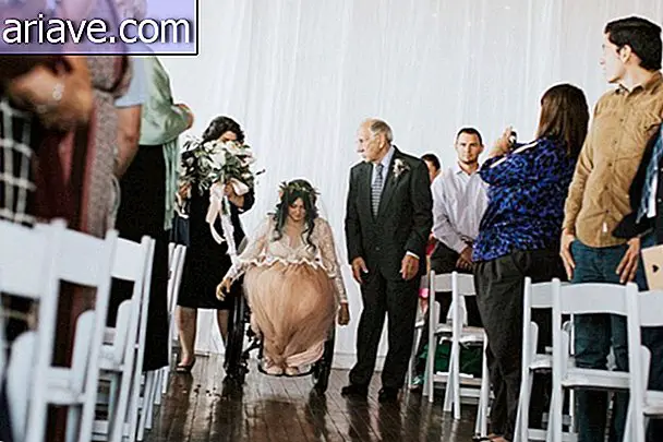 A tolószékű menyasszony meglepő, amikor esküvője napján sétál