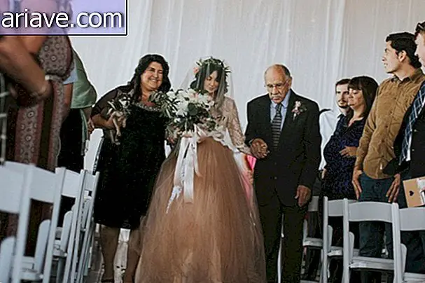 Sorelle sposa in sedia a rotelle quando torna a casa il giorno del suo matrimonio
