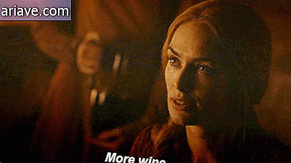 Cersei Lannister bebiendo vino