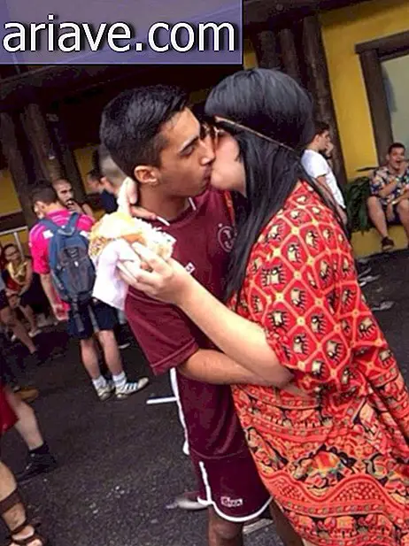 Styrke i parykken: klædt ud som en kvinde, dreng kysser 175 mænd til fest