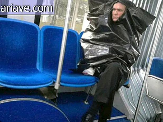 Človek, oblečen v vrečko za smeti