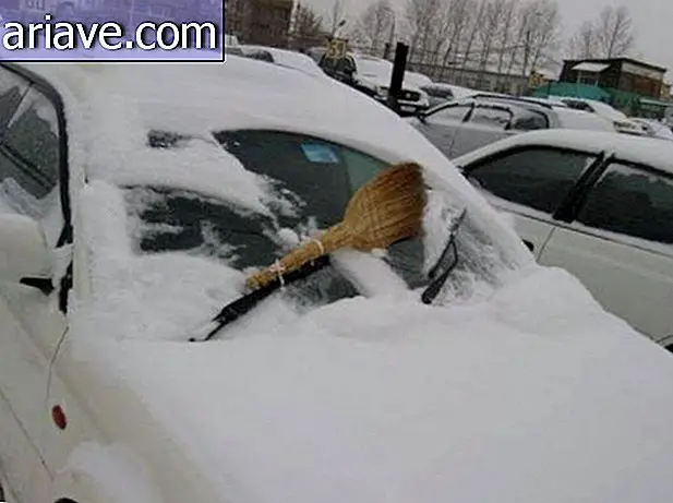 Аутомобил покривен снегом