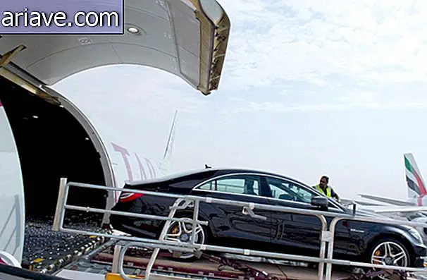 Zie hoe rijke mannen hun kostbare auto's meenemen om per vliegtuig te reizen