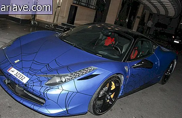 Ferrari 458 Italia Phong cách người nhện tùy chỉnh và trị giá khoảng 570 nghìn rea