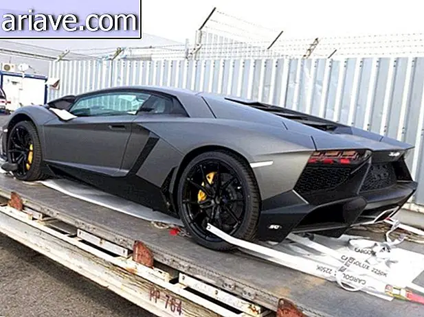 Lamborghini aventador, väärtuses umbes 1 miljon reaali, valmistub transportimiseks