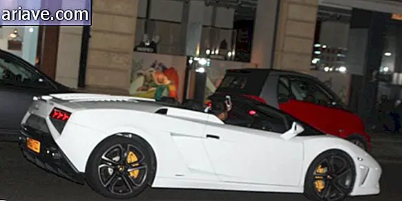 Ihminen ajaa valkoista Lamborghini Gallardo Spyderään Lontoon kaduilla