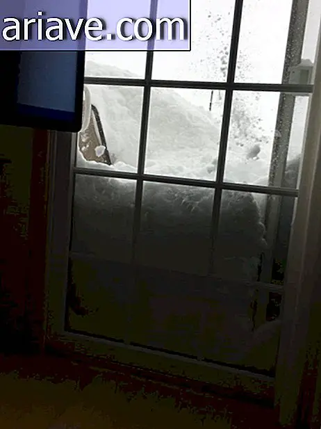Снег у дворишту
