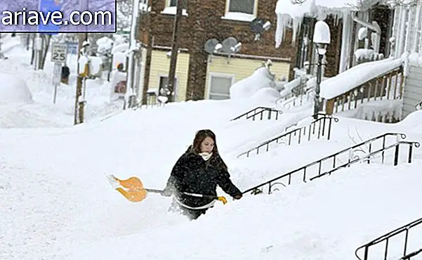Nainen ottaa lunta askelta