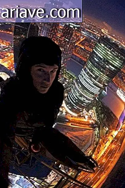 Mladý nebojácny ruský sa nebojí alebo bojí selfies vo veľmi nebezpečných situáciách