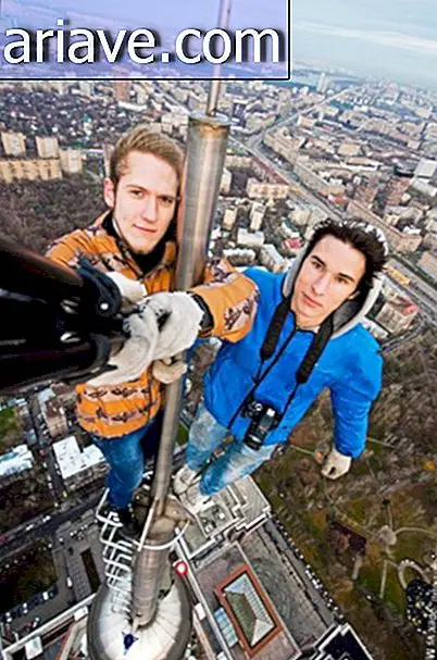 Sin miedo, el joven ruso se toma selfies en situaciones muy peligrosas