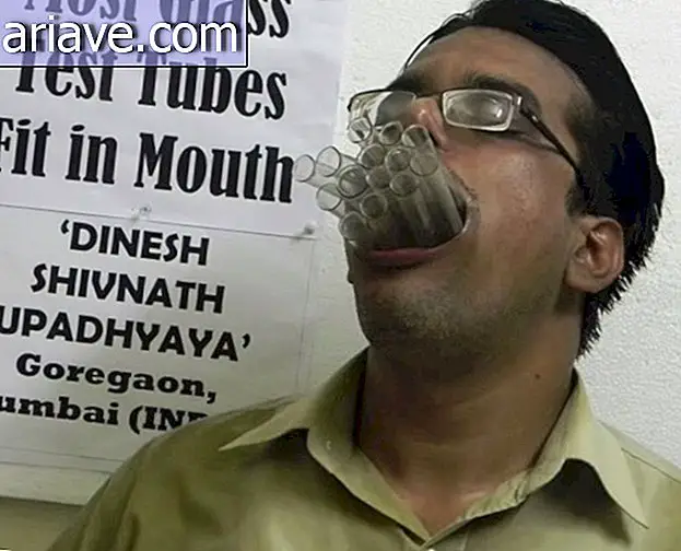 Indický učiteľ bije niekoľko záznamov prilepením bizarných vecí do úst