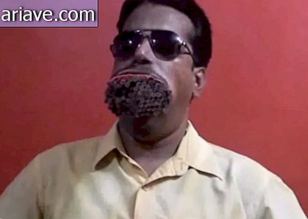 Indický učiteľ bije niekoľko záznamov prilepením bizarných vecí do úst