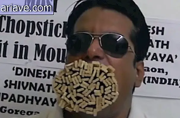 Intialainen opettaja lyö useita levyjä pitämällä omituisia juttuja suuhunsa