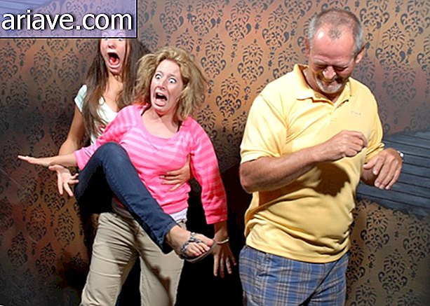 Fotos zeigen Menschen mit hysterischen Reaktionen in einem Spukhaus