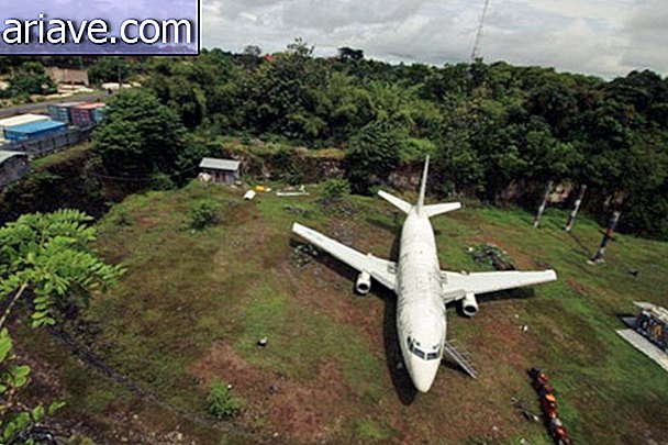 Verlassenes Flugzeug in Bali