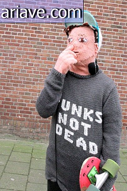 Siden sønn ikke lenger forlater, strikket nederlandsk håndverkskvinne dukke for å klemme