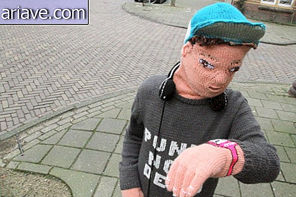 Como el hijo ya no se va, la artesana holandesa tejió una muñeca para abrazarla