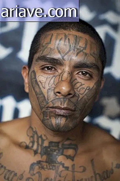 El Salvador legveszélyesebb bandájának képei könyvéhez fordulnak