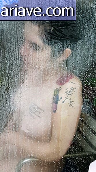 Mujer tomando una ducha