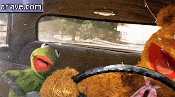 Marionnettes chantant dans une voiture