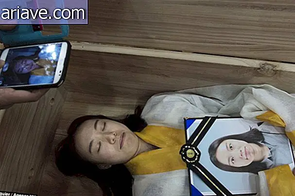 Para luchar contra los suicidios, las personas son arrestadas en ataúdes en Corea del Sur