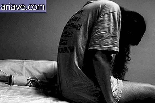 Mädchen fotografiert sich im Hospiz nach einem Selbstmordversuch