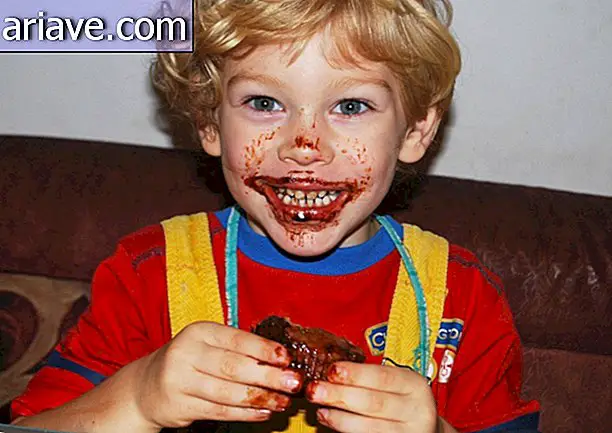 Niño comiendo un caramelo