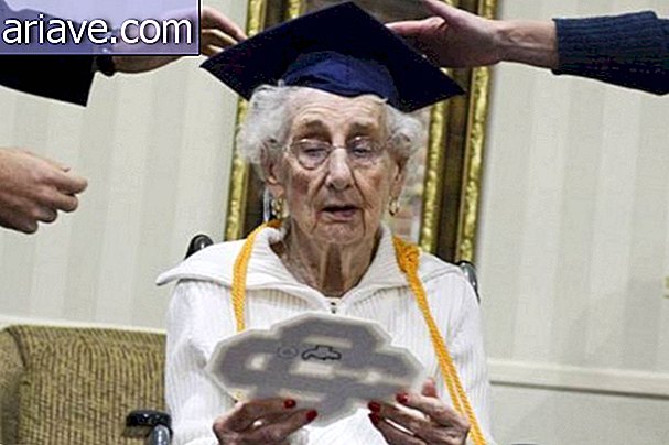 เพื่อดูแลแม่ของเธอเธอออกจากโรงเรียนและได้รับประกาศนียบัตรของเธอ 70 ปีต่อมา